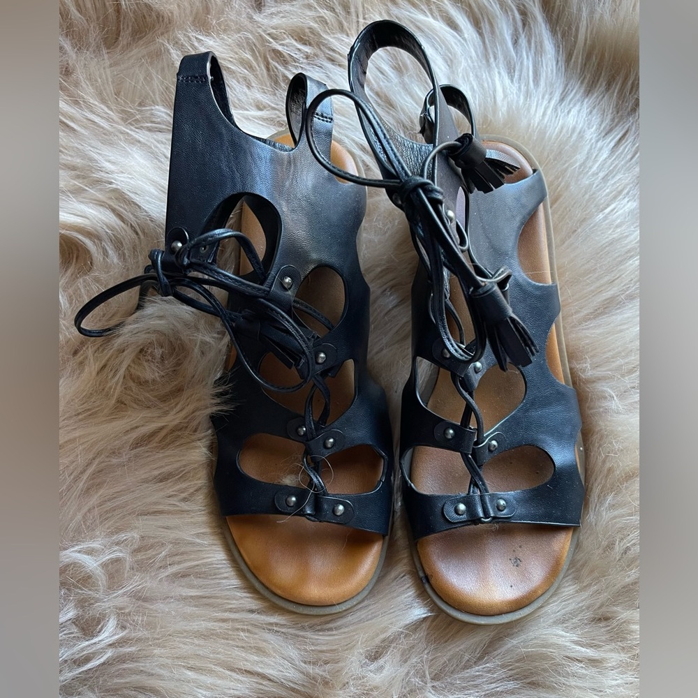 Town Shoes Black Leather Women's Sandals Size 6